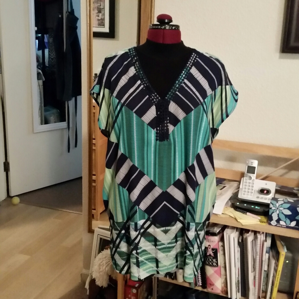V-neck tunic. 1X  Geometric stripes and design.